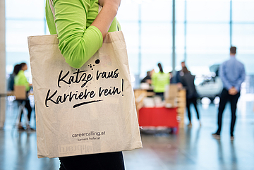 Cloth bag saying "Katze raus, Karriere rein!"